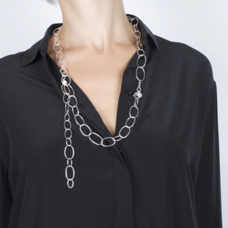 model med långt silverhalsband. model with long silver chain