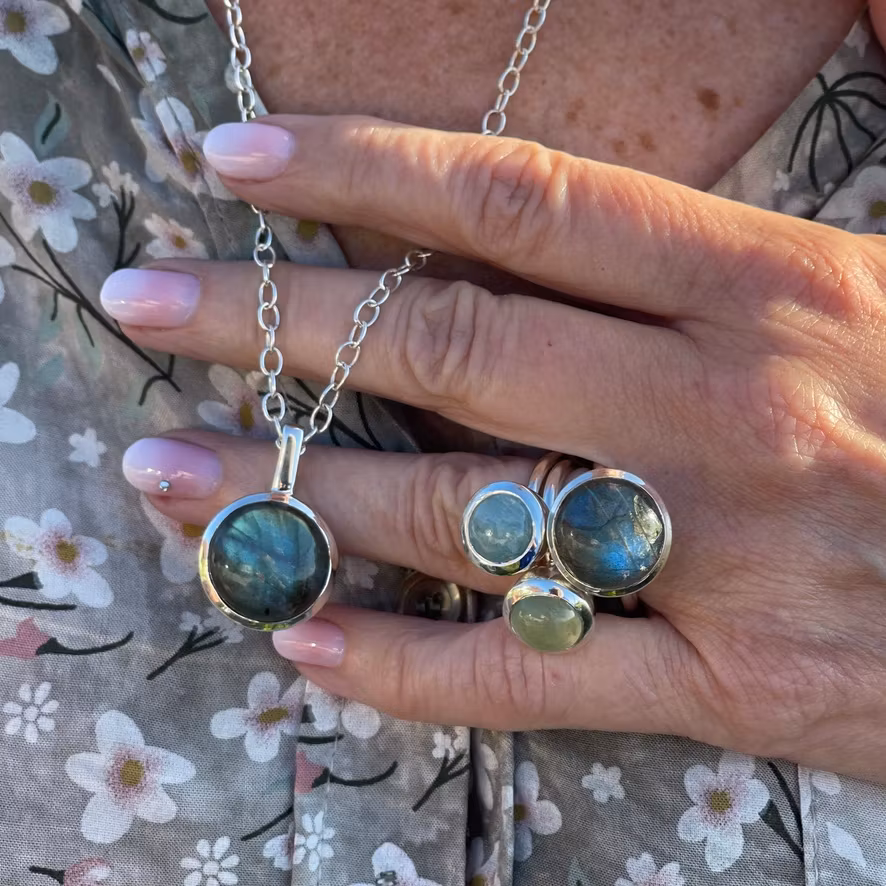 Örhängen/ Studs HOLI Labradorit