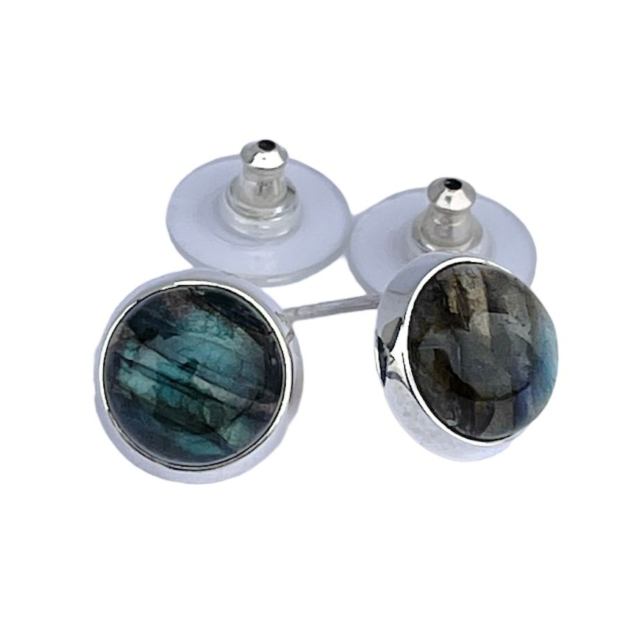 Silverörhängen med labradorit. Silver earrings with labradorite.