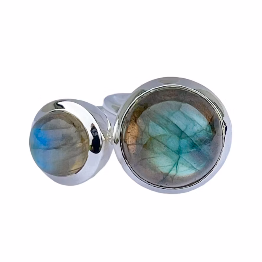 Silverringar med labradorit. Silver rings with labradorite.