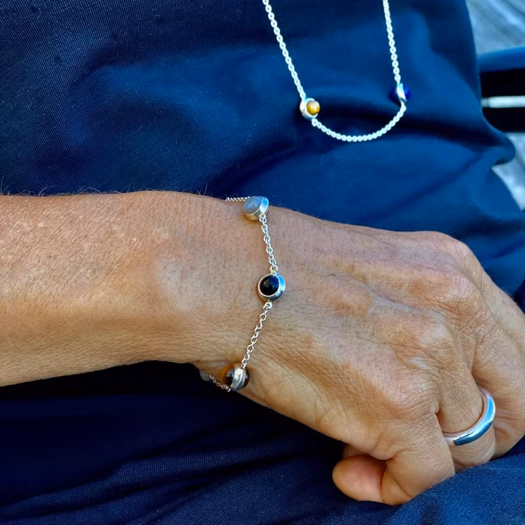 Lång halskedja med matchande silverarmband. Long silver chain with matching bracelet.