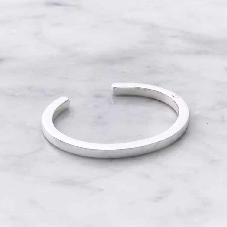 slätt enkelt och massivt silverarmband. massive silver bracelet