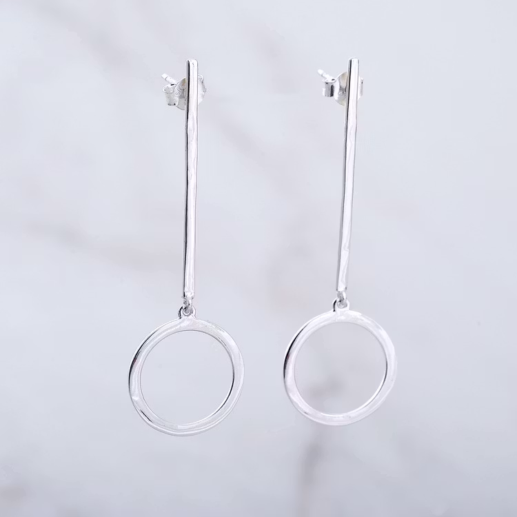 silverörhängen med en cirkel. silver earrings with a circle.