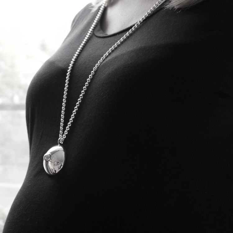 silverhänge på lång silverkedja. silver pendant on a long silver chain.