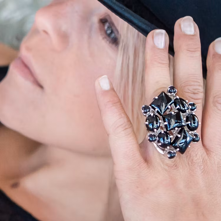 Ring US with Onyx