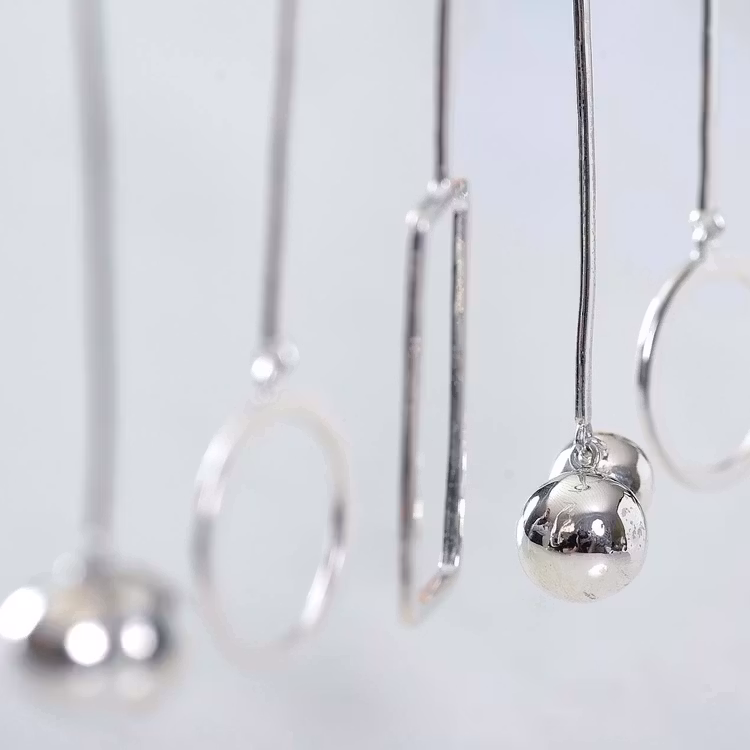 flera olika silverörhängen med olika design. many various silver earrings.