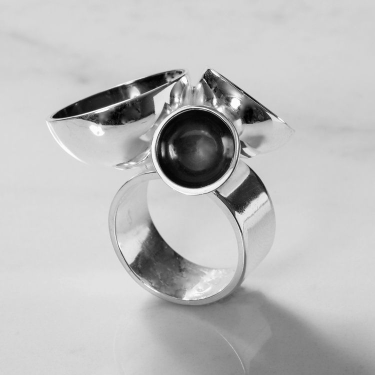 Stor oxiderad silverring med tre kupor . Big oxidised silver ring with three cups