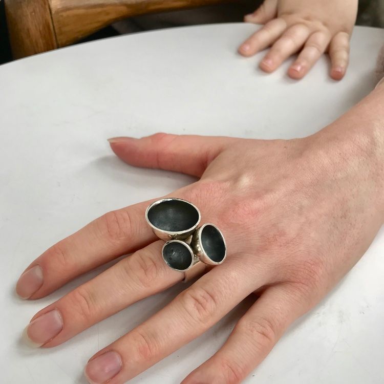 Stor oxiderad silverring . Big oxidised silver ring