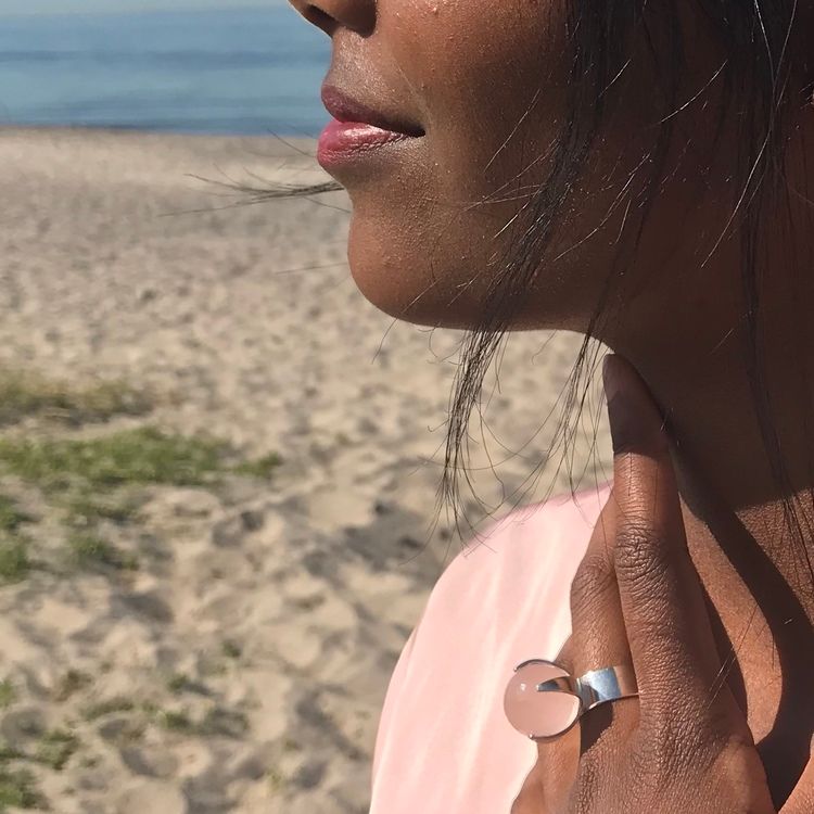 stor silverring med rosenkvarts. big silver ring with rose quartz
