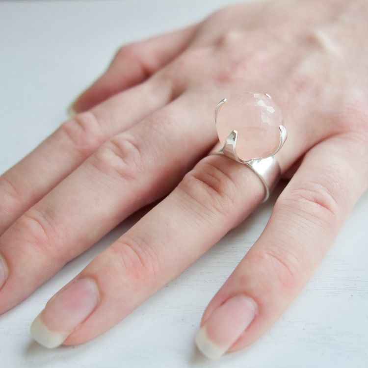 Stor silverring med rosenkvarts. Big silver ring with rose quartz