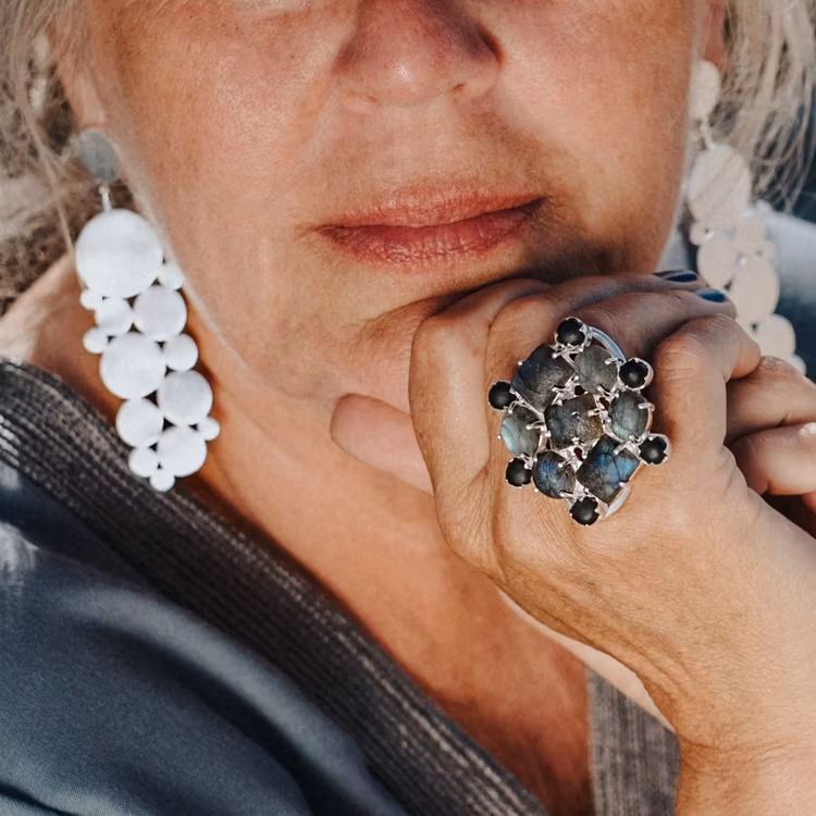 Stor silverring med mattslipade Labradoritstenar, stora silverörhängen. Big silber earrings