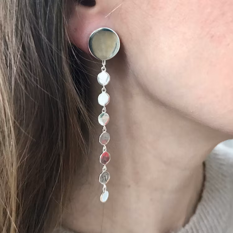 stora silverörhängen, glittrande som regndroppar. big silver earrings, like raindrops
