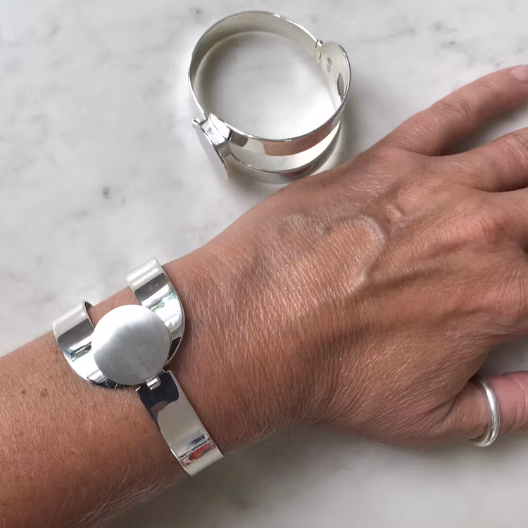 stort silverarmband med gångjärn och lås. Big silver bracelets with hinge and lock