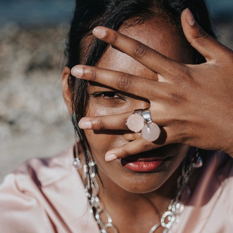 två stora silverringar med rosenkvarts. Two big silver rings with rose quartz