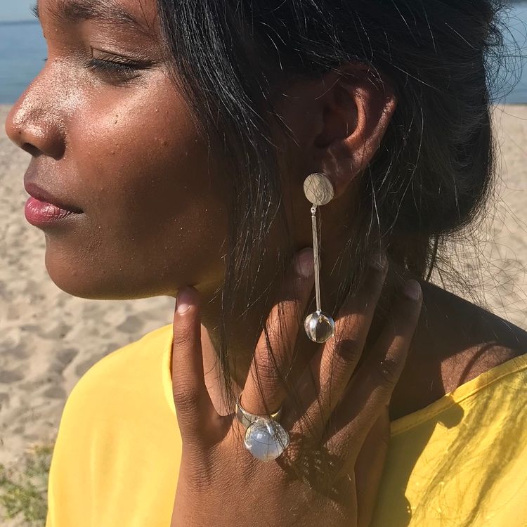 Stor silverring med en stor rund facettslipad bergskristall och matchande stora örhängen. big silver ring with crystal quartz and matching big earrings
