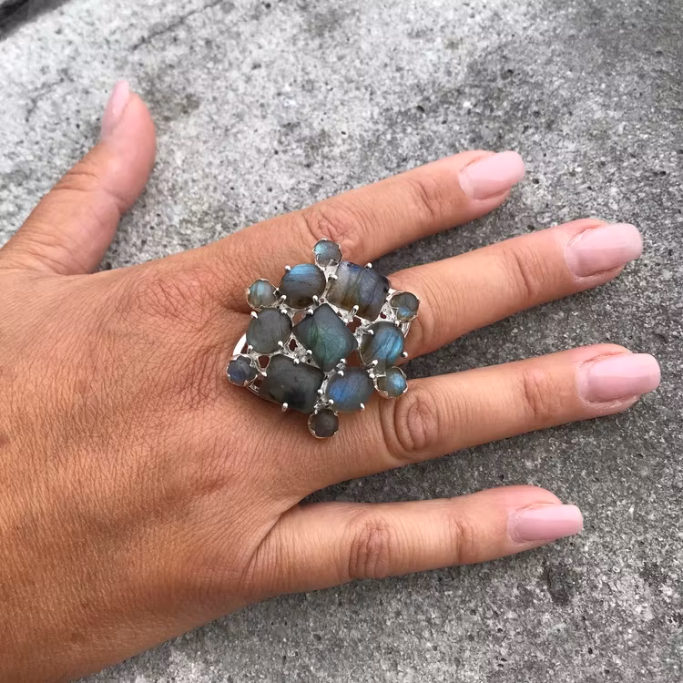 Stor silverring med mattslipade Labradoritstenar. Big silver ring with Labradorite stones