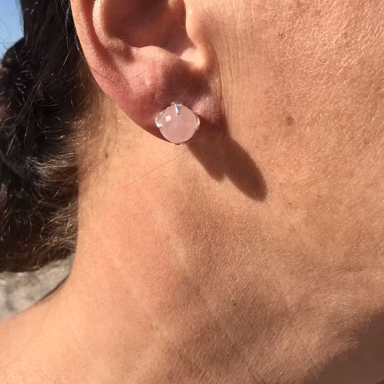 modell med silverstuds i rosenkvarts. model with studs in silver and rose quartz