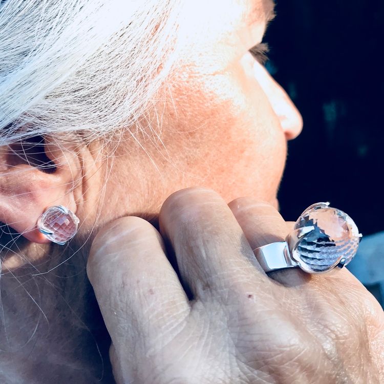 Stor silverring med en stor rund facettslipad bergskristall och matchande örhängen. big silver ring with crystal quartz and matching studs