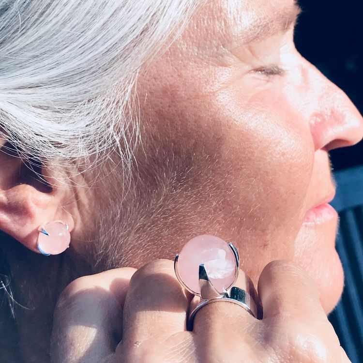 silverörhängen med rosenkvarts och matchande stor ring. silver earrings with rose quartz and matching big silver ring