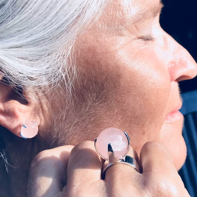 modell med silverstuds i rosenkvarts och matchande stor silverring. model with studs in silver and rose quartz and matching big silver ring