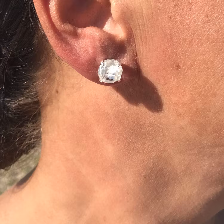 model med örhängen, studs med kristallkvarts. studs in silver with crystal quartz