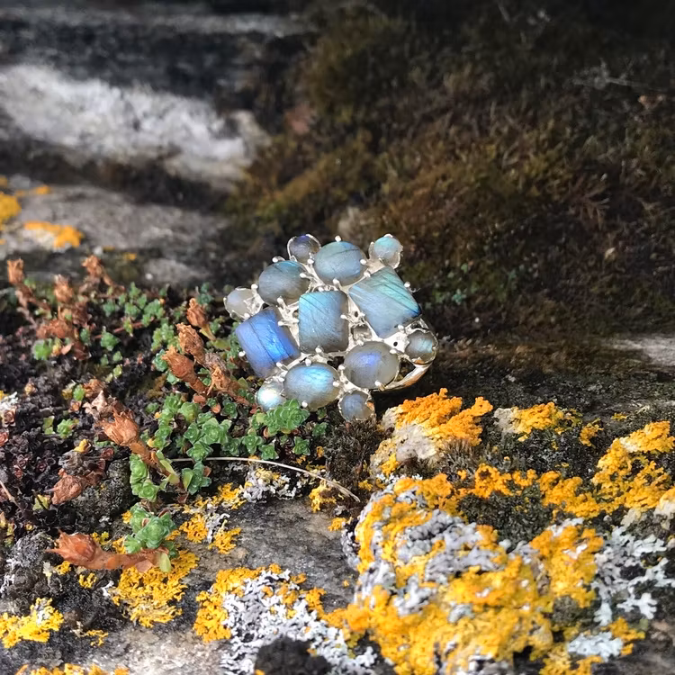 Stor silverring med mattslipade Labradoritstenar. Big silver ring with Labradorite stones