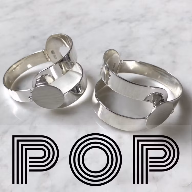 stort silverarmband, inspirerad av Verner Pantons 70-talsdesign, med gångjärn och lås. Big silver bracelet with hinge and lock