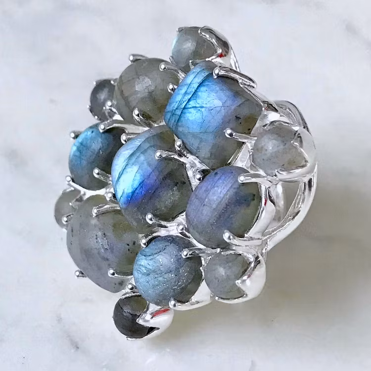 Stor silverring med mattslipad labradorit i olika toner av blått och turkost. Big silver ring with mat polished labradorite in various tones of blue and turquoise