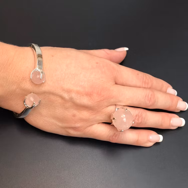 Matchande ring och armband i silver och rosenkvarts. Matching ring and bracelet in silver and rose quartz