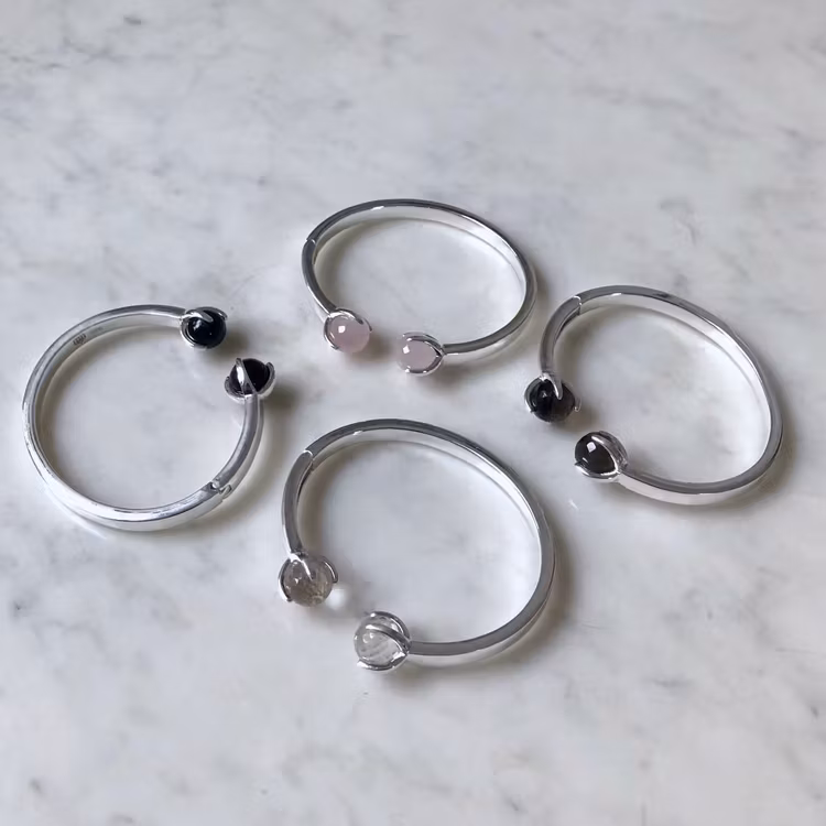 Silverarmband med rosenkvarts, rökkvarts, onyx och kristallkvarts. Silver bracelets with rose quartz, crystal quartz, smokey quartz and onyx