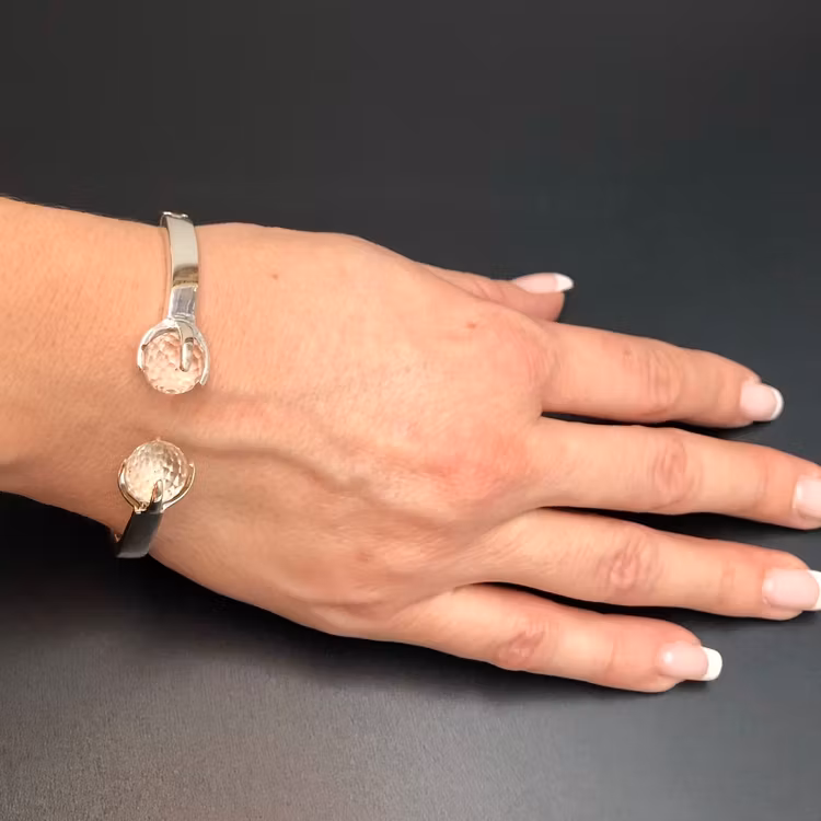 Silverarmband med två stenar i kristallkvarts. Silver bracelet with two stones in crystal quartz