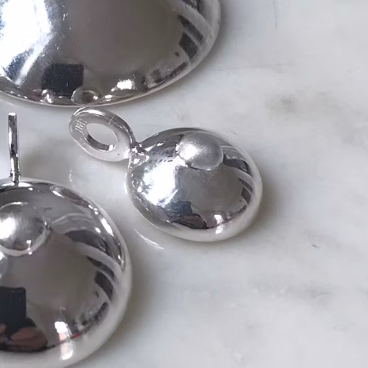 Silverhänge i form av ett bröst. Silver pendant