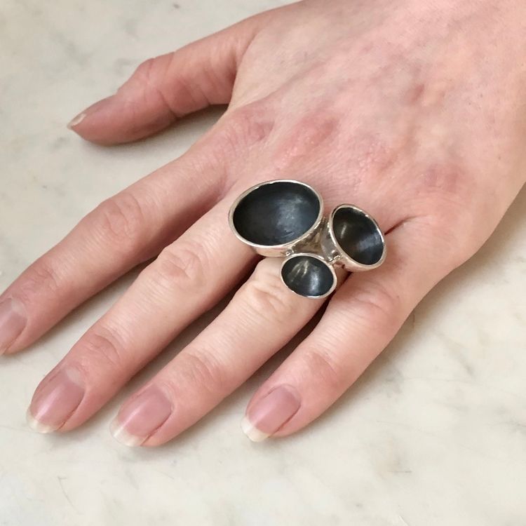 Stor oxiderad silverring . Big oxidised silver ring