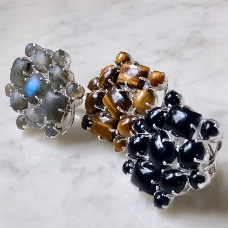 Tre stora silverringar med tigeröga, labradorit och onyx. Three big silver rings with tigers eye, labradorite and onyx
