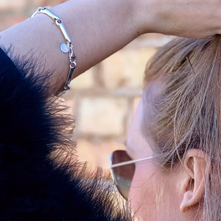 Modell med Silverarmband som är ledat och mjukt format. Model with Silver bracelet with a soft form.