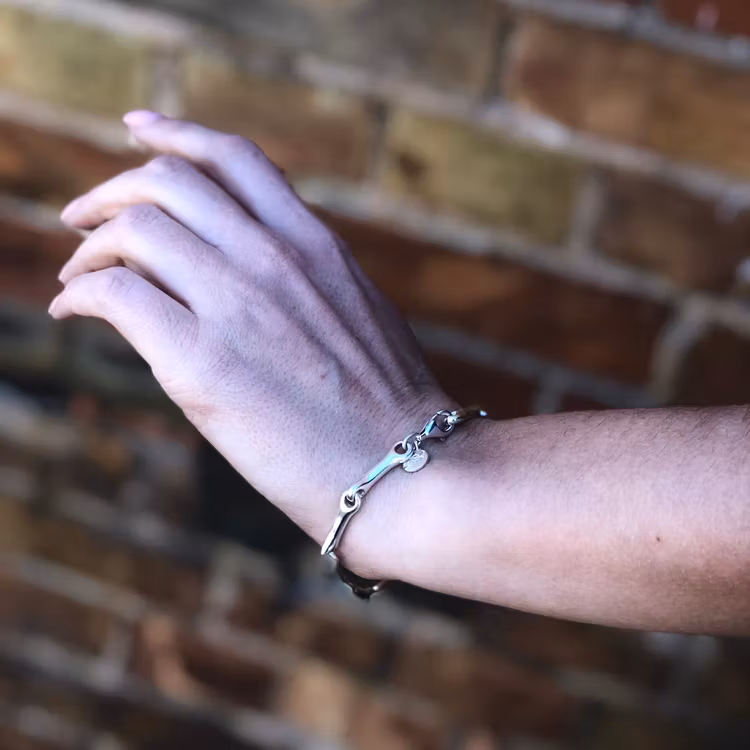 Modell med Silverarmband som är ledat och mjukt format. Model with Silver bracelet with a soft form.