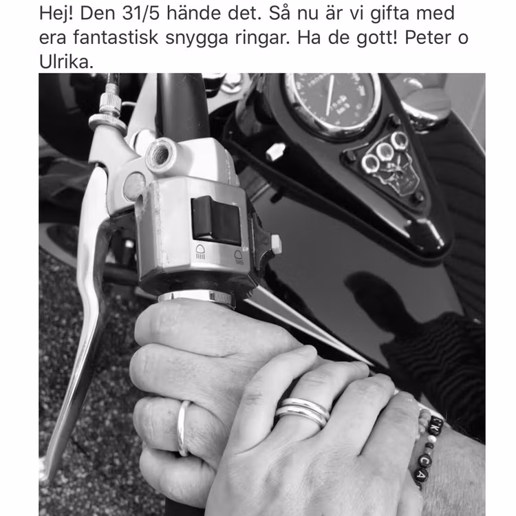 En kvinno och en manshand med likadana ringar, som vigselringar. One woman hand, and one mans hand, both wearing the same rings and their wedding rings.