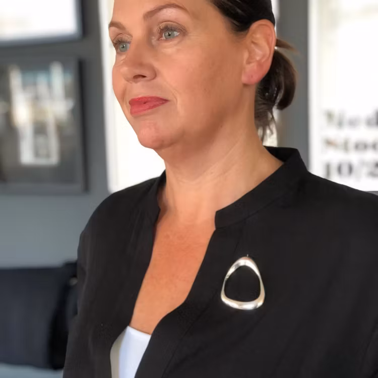 silverbrosch på en svart skjorta, silver brooch on a black shirt