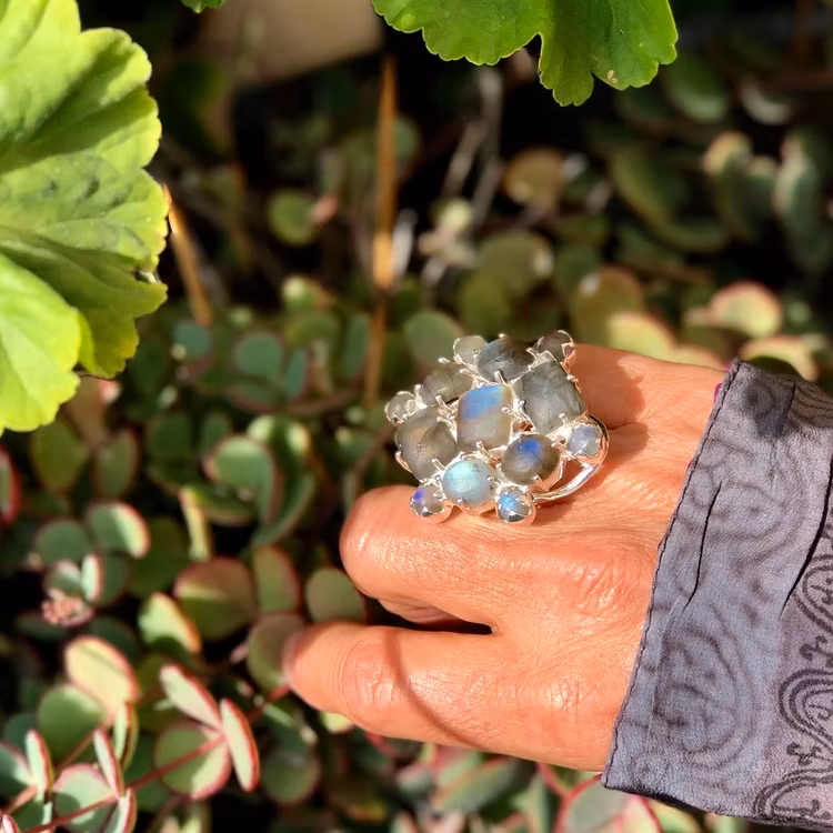 Stor silverring med mattslipade Labradoritstenar. Big silver ring with Labradorite stones