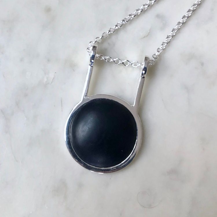 Stort silverhänge på silverkedja med svart onyx. Big silver pendant with black onyx on a silver chain