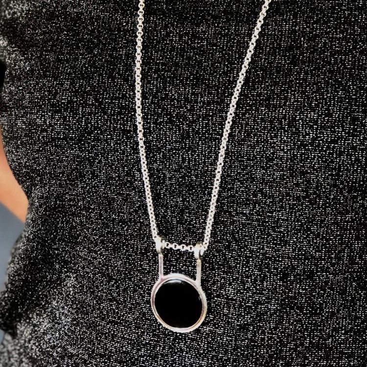 Stort silverhänge på silverkedja med svart onyx. Big silver pendant with black onyx on a silver chain