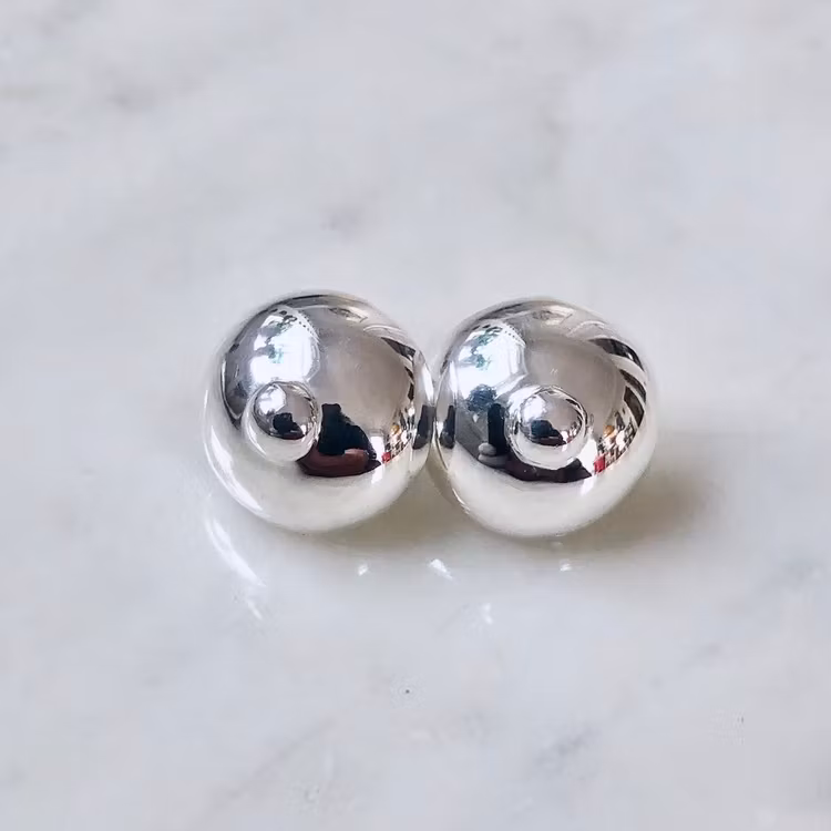 Silverörhängen, del av försäljningen till bröstcancerförbundet. Silver earrings