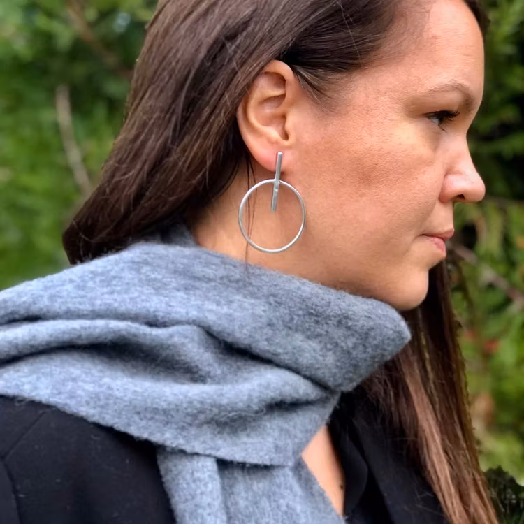 Kvinna med stora silverörhängen. Woman with big silver earrings