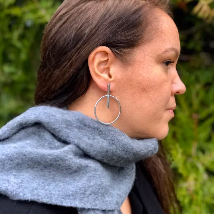 Kvinna med stora silverörhängen. Woman with big silver earrings