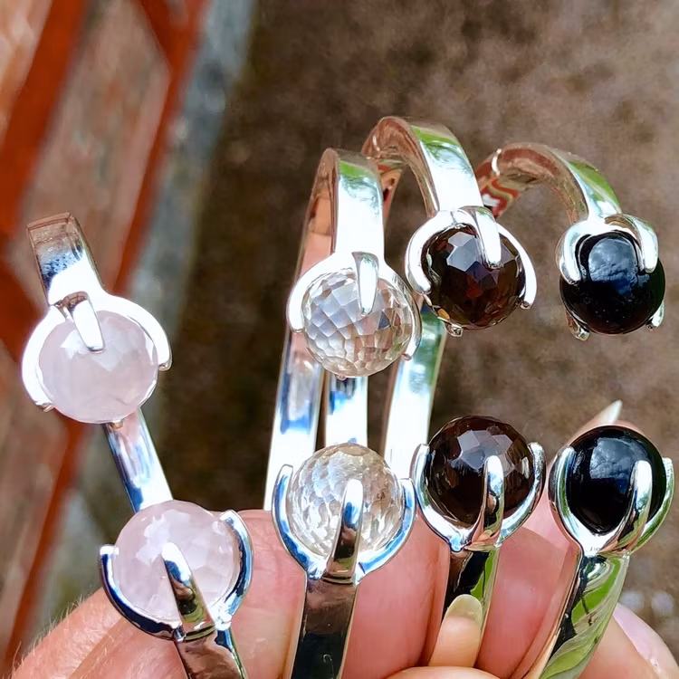 Silverarmband med rosenkvarts, rökkvarts, onyx och kristallkvarts. Silver bracelets with rose quartz, crystal quartz, smokey quartz and onyx