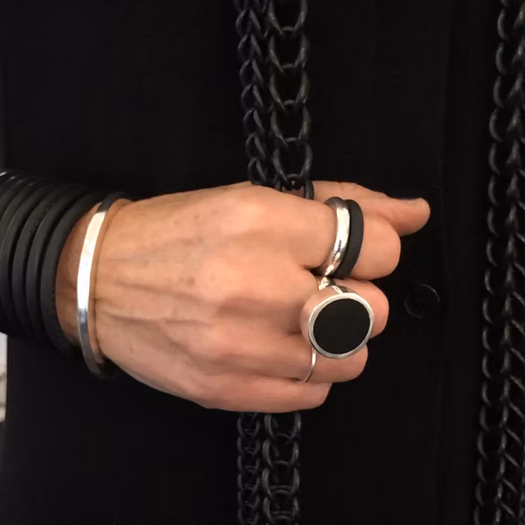 Stor silverring med svart matt onyx, matchad med andra silverringar och svarta ringar. Big silver ring with black onyx, matched with other silver rings and black rings.