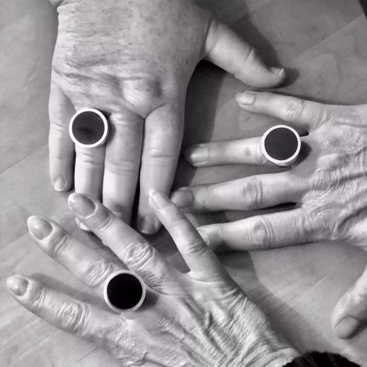 Samma silverring med svart onyx på olika fingrar. Same silver ring with black onyx on various sized fingers.