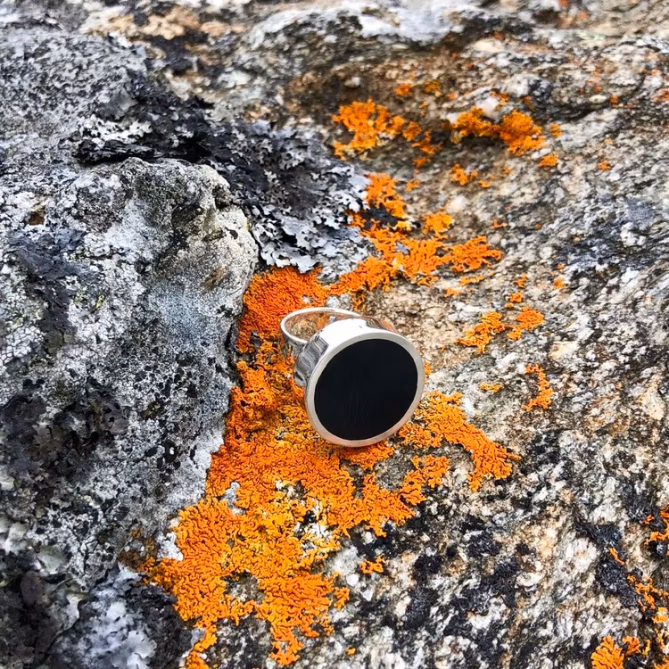 stor silverring med mattslipad onyx. Big silver ring with mat polished onyx