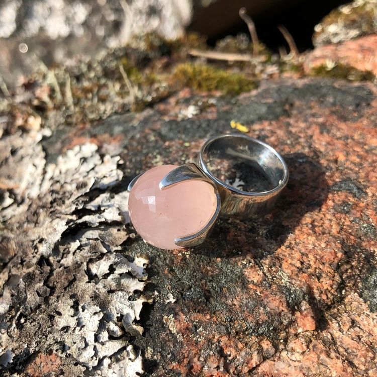 Stor silverring med rosenkvarts. Big silver ring with rose quartz