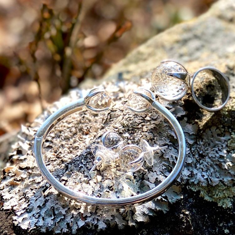 Smyckes-set med ring, örhängen och armband i silver med bergskristall. Jewellery set with ring, earrings and bracelets in silver with crystal quartz.
